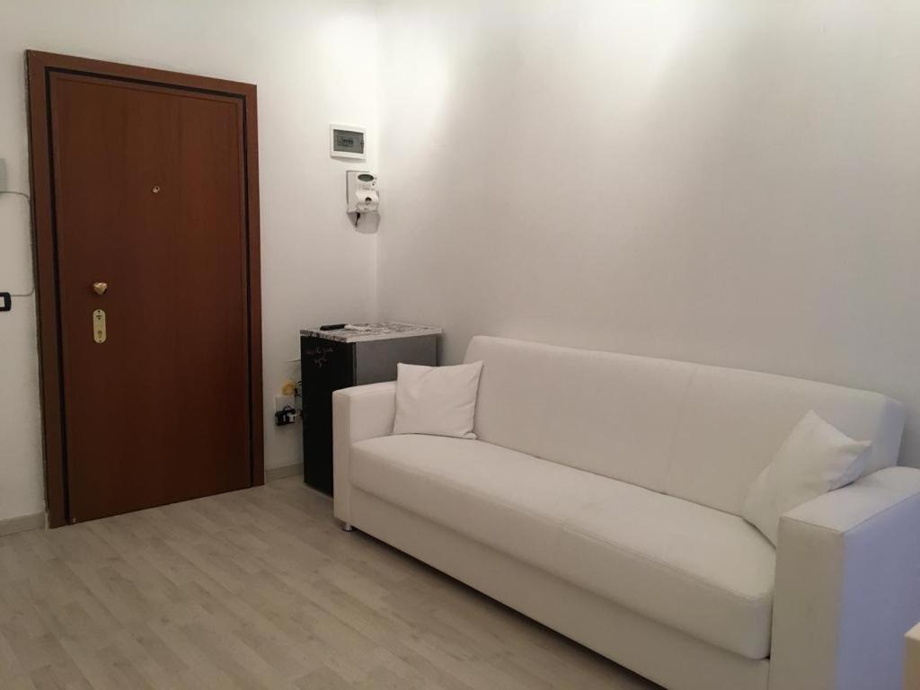 Milan Nice Flat In Red Metro Exterior photo